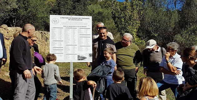 Une plaque commémorative sur le site du cimetière des enfants de Castelluccio