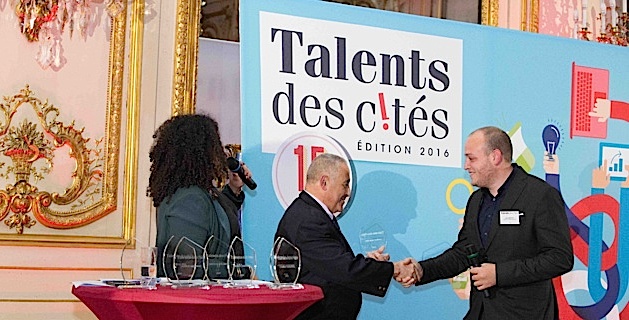 Mansour Zoberi, directeur de promotion de la diversité et de la solidarité de Groupe Casino (parrain de ce lauréat) a remis son prix national Talents des Cités à Cédric Murati lors de la cérémonie animée par la journaliste de Public Sénat Nora Hamadi (Photo David Delaporte- Talents des Cités)