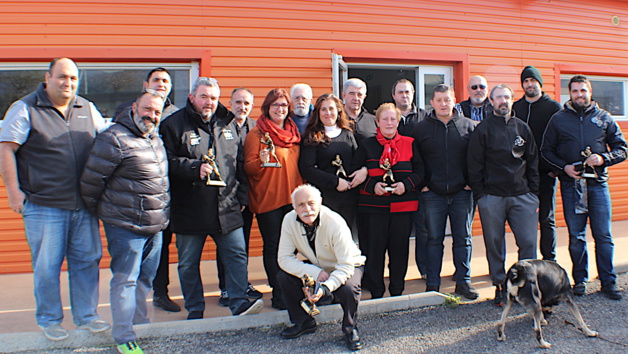 Jean-Simon Savelli (2e à partir de la gaucxhe) et le comité corse de rugby ont distingué les bénévoles des clubs corses.