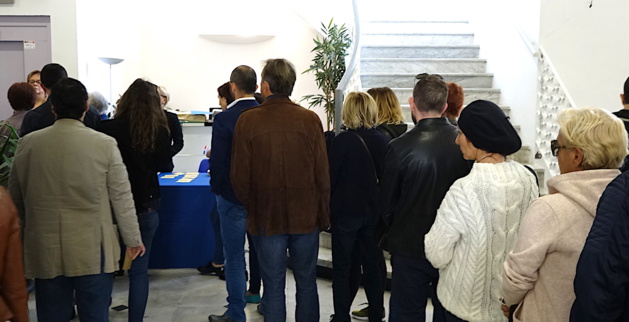 Il fallait faire la queue à l'hôtel de Ville de Bastia