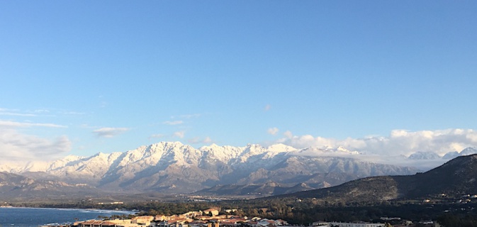 La photo du jour : Au pied des sommets… enneigés, la baie de Calvi