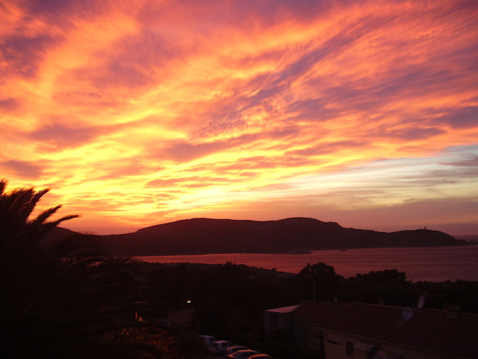 La photo du jour : Tourbillon de couleurs dans le ciel de la Revellata