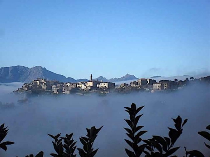 La photo du jour : Montemaiò au-dessus des nuages !