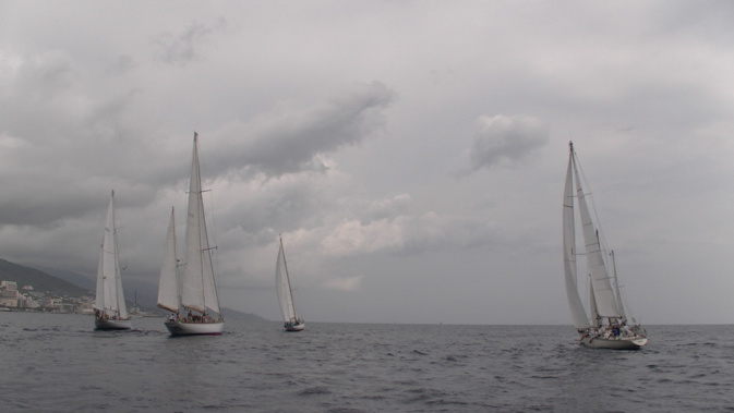 Le départ a été donné vers midi au large du Vieux-Port de Bastia