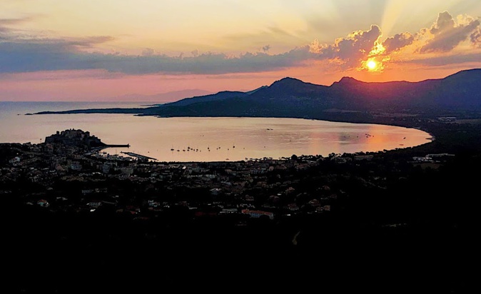 La photo du jour : Lever de soleil sur Calvi