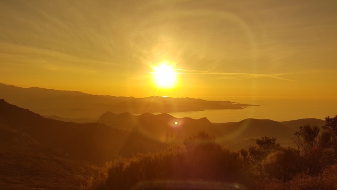 La photo du jour : Quand le Soleil de Septembre descend sur les Agriate