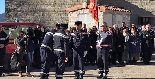 Le capitaine Dominique Santoni, chef du CIS Cozzano décoré de la médaille d'honneur de l'union Régionale Sud-Med par les deux présidents d'unions de Corse/Photos SDIS2A