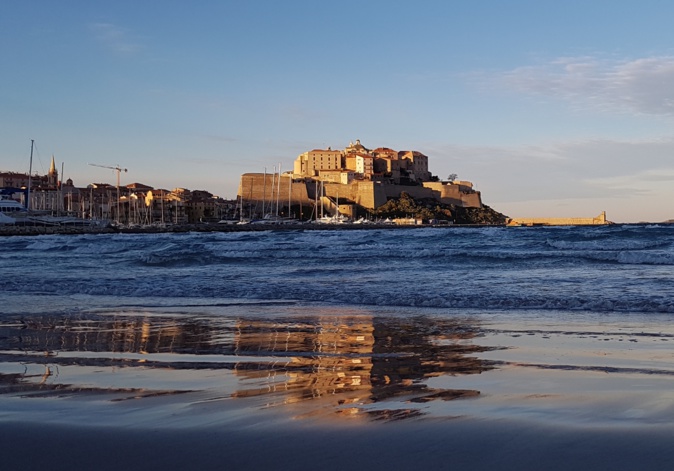 La photo du jour : En soirée sur la plage de Calvi