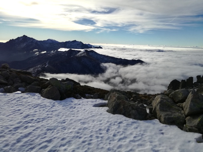 La photo du jour : Le Monte d'Oru entre neige et mer de nuages