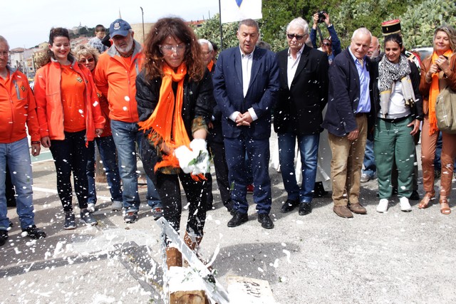 Fanny Agostini a répondu à la tradition en brisant une bouteille de champagne  sur le "Pastore"