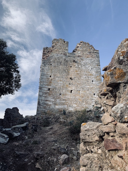 Tour du Castellu di Seravalle.  Construite au 11 eme siecle. Popolasca.  Pierre Léoni