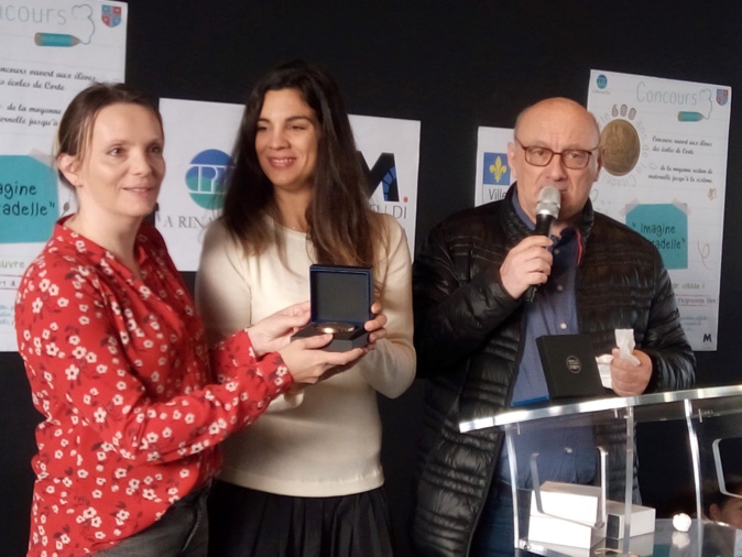 De gauche à droite : Mme Antonetti (professeur de maternelle), Céline Pietrera (coordinatrice pédagogique du CPIE) et Antoine Feracci (président du CPIE A Rinascita)