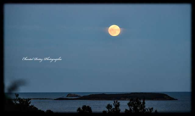 La super lune de ce soir, 9 mars, au-dessus des îles Cerbicali. Chantal Portaz Photographie