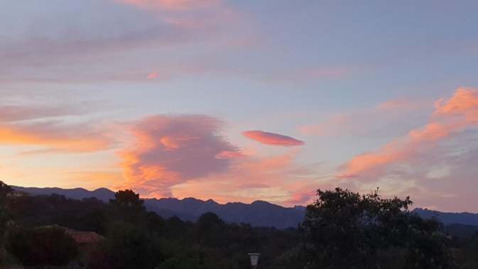 Nuages de vent à  Porto-vecchio.  Photo Maryse Filippi