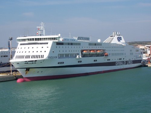 L'Excelsior, navire de la compagnie italienne Grandi Navi Veloci/Grimaldi Lines, pourrait rapidement être affrété par la SNCM pour remplacer temporairement le Napoléon Bonaparte sur les lignes Corse/continent. (Photo: DR)