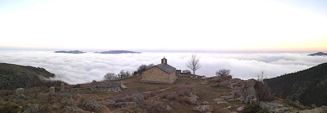 La photo du jour : la chapelle Sant'Eliseu  au-dessus des nuages