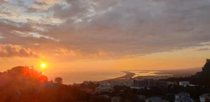 La photo du jour : lever de soleil sur Bastia et le cordon lagunaire de la Marana