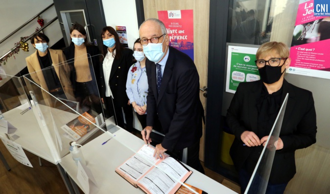 Signature du premier « Contrat Initiative Emploi Jeunes » à Ajaccio. (Photo Michel Luccioni)