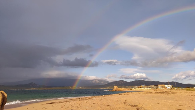 La photo du jour : l'arc-en-ciel de la plage de la Tonnara