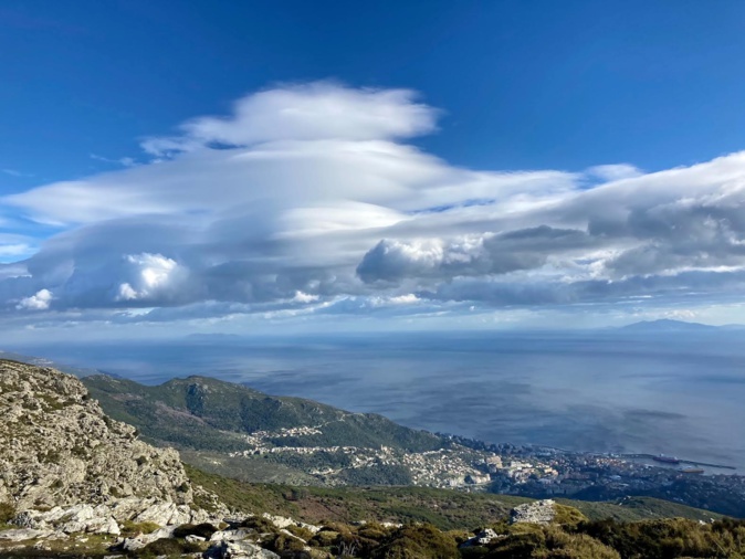 Spectaculaire lenticulaireau-desus du Cap Corse photographié depuis le Serra-di-Pigno (Thierry Venturini)