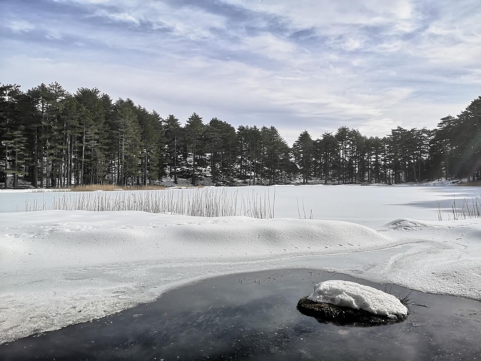 La photo du jour : le lac de Crenu enneigé