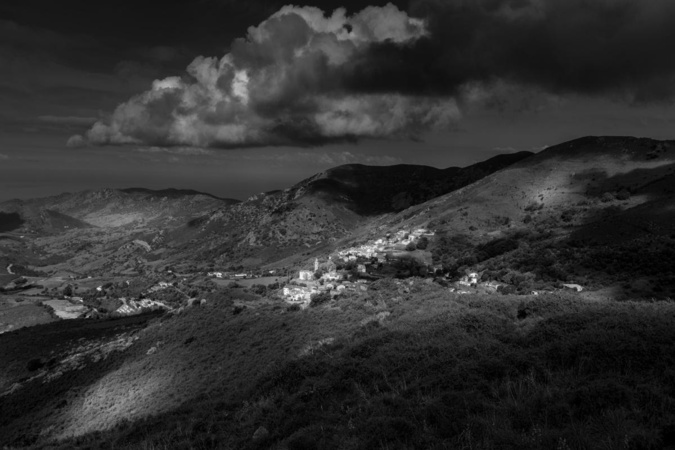 Vue d'Appiettu depuis le sentier du Monte Gozzi à la faveur d'une percée lumineuse (Photo JEan-Claude-Camu)