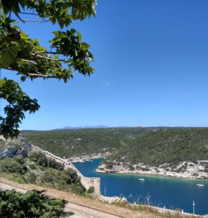 L'accès au port de Bonifacio vu du cimetière marin (Alain Hebrad)