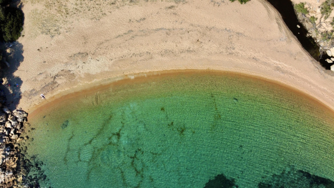 La photo du jour : survol de la cala de Tivella 