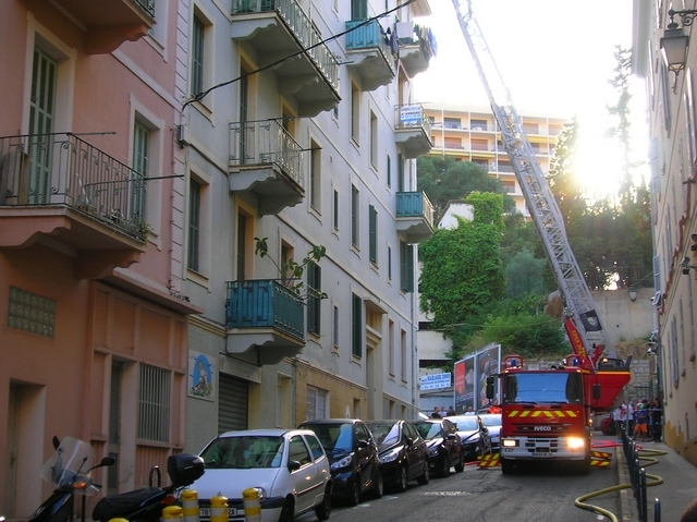 Un camion grande échelle et plusieurs FPT ont été dépêchés sur place. (Photo : Yannis-Christophe Garcia)