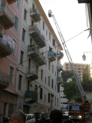 L'incendie, de nature encore indéterminée, s'est déclaré au 5è étage dans un studio situé au 7 rue Comte Bacciochi. (Photo : Yannis-Christophe Garcia)