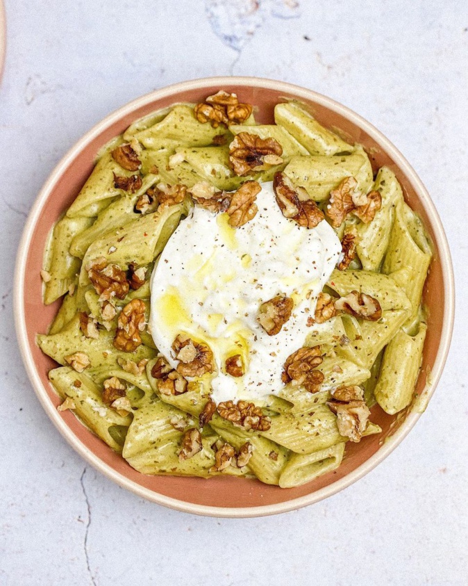 A table : pâtes crémeuses al pesto, burrata et noix avec la petite cuisine de  Marie