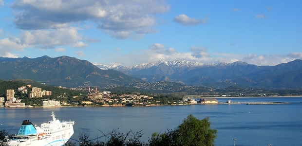 Un délicat manteau blanc, dont le soleil d'hiver magnifie les contrastes, couronne les massifs qui bordent la Cité Impériale... Renforçant ainsi la métaphore de montagne dans la mer. (Photo : Yannis-Christophe Garcia)