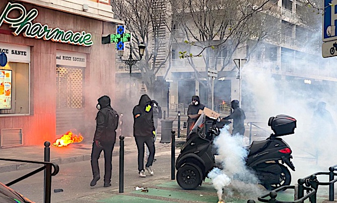 Affrontements à Bastia en marge d'un rassemblement devant la préfecture