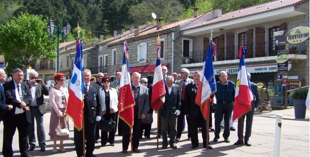 Rassemblement des autorités et des délégations des deux sections devant le monument aux Morts de Zonza