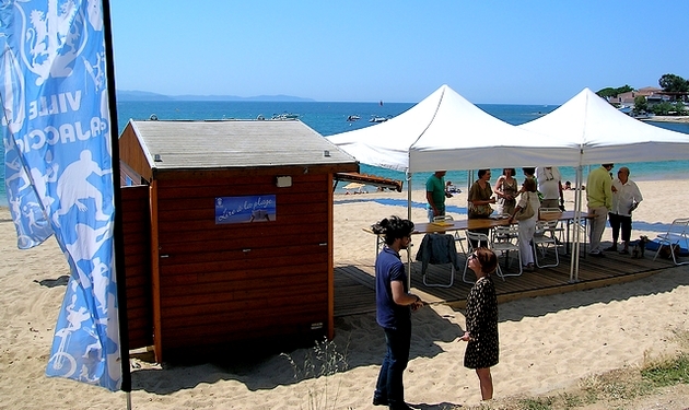 Les plages de la Cité Impériale ont été ouvertes vendredi. Sécurité, hygiène, aide aux personnes malvoyantes et à mobilité réduite ainsi que l'opération "Lire à la Plage" forment le dispositif. (Photo : Yannis-Christophe Garcia)