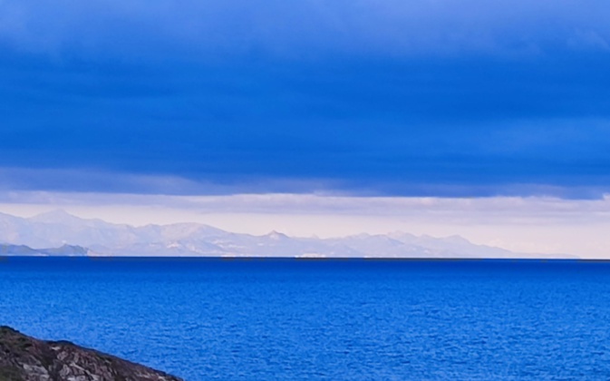 Vue depuis Centuri, la côte des Agriate et de l'Ile Rousse éclairée par le soleil, malgré le plafond de nuages (Dominique Maymard)