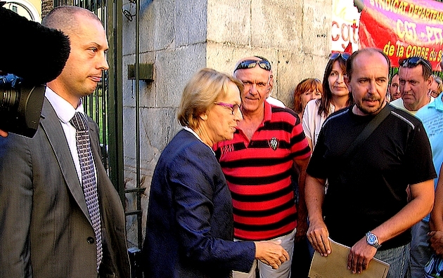 La ministre Marilyse Lebranchu a rencontré les grévistes jeudi en fin de journée à la Préfecture d'Ajaccio. Une délégation sera reçue vendredi matin afin d'approfondir les discussions. (Photo : Yannis-Christophe Garcia)