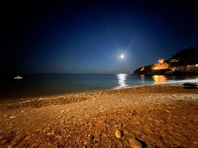 La photo du jour : la nuit sur la plage de Lavasina