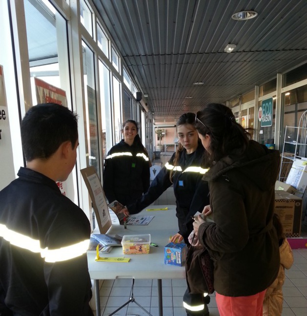 Les jeunes sapeurs-pompiers volontaires de Calvi vendent le calendrier et billets de tombola