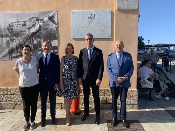 Les personnalités lors de l'inauguration de la plaque.