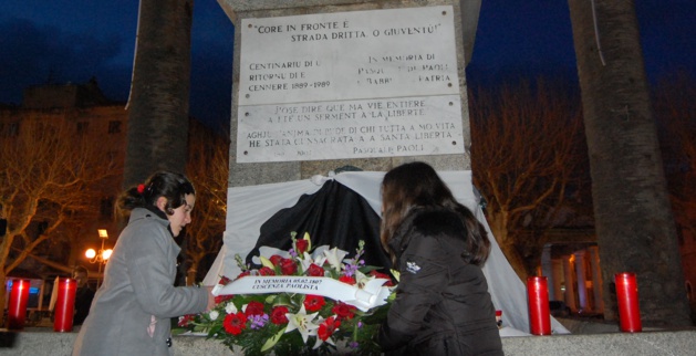 Dépôt de gerbe par deux collégiennes, sous la devise "Core in Fronte è Strada Diritta O Giuventù" (RItrattu : J.Q.)