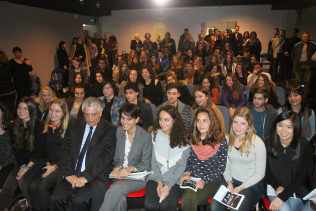 La ministre de l'Education, en compagnie du proviseur du lycée, Jean-Pierre Casanova et des lycéens présents lors du débat