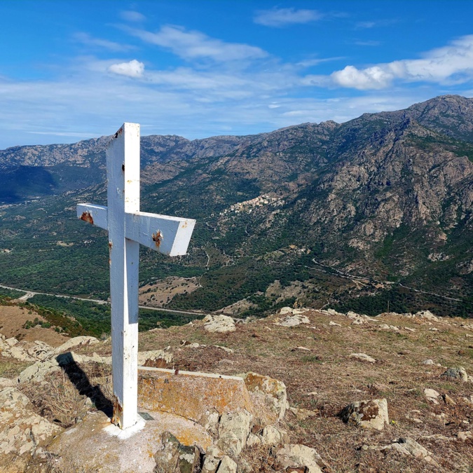 Cima di Pinzali (781 m) è a so bella croce bianca di Cirnu, sopr'à u Pedanu in Petralba (Françoise Geronimi)