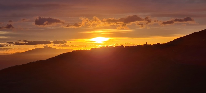 La photo du jour : La "skyline" de Tuminu et de l'île d'Elbe au lever du soleil