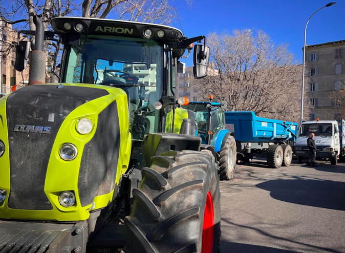 Les agriculteurs corses en colère défilent entre Vescovato et Bastia