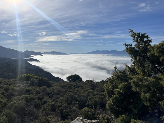 Sur la route du Monte Astu, la vallée de Ponte-Leccia sous la brume.  (Pierre-Christophe Leoni)