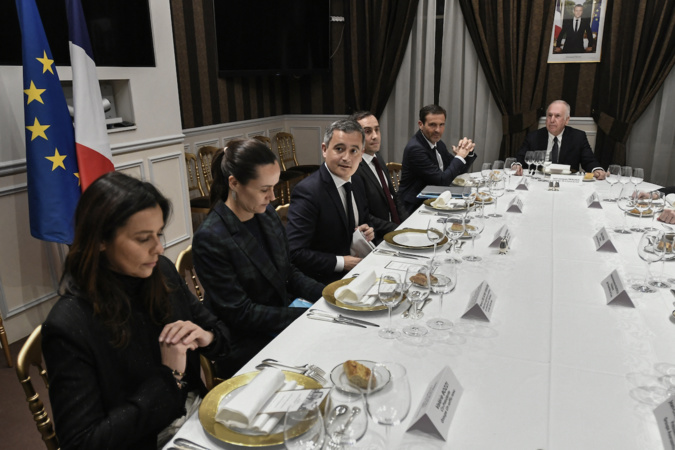 Le ministre français de l'Intérieur et de l'Outre-mer, Gerald Darmanin à table avec les élus insulaires.(STEPHANE DE SAKUTIN/AFP
