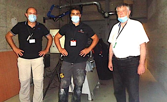 Lors des essais à St Etienne, Aurèle Mannarini (chemise blanche) avec un technicien et l'ingénieur Jean-Christophe Piotte (à l'extrême gauche), responsable des essais.