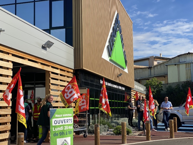Environs 80% des employés de Leroy Merlin Furiani font grève devant le magasin depuis jeudi 16 mai 2024.
