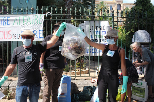 Ajaccio : Zeru Frazu déverse des déchets devant l’hôtel de région